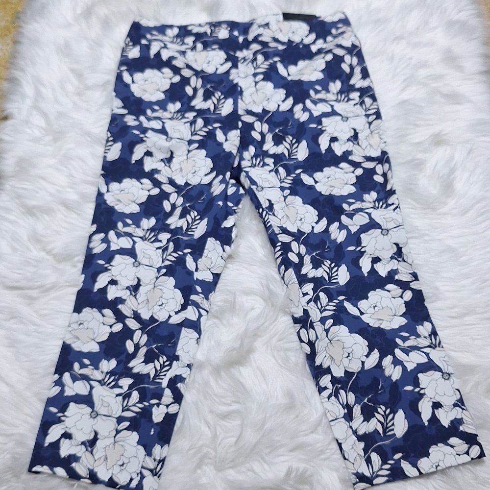 NWT Chico's Brigite floral print  size 2 crop pants